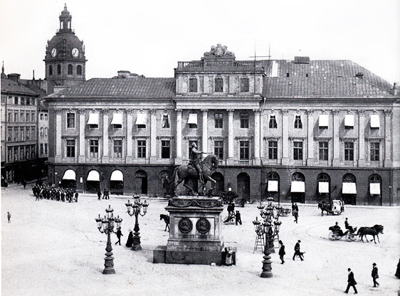 Gustav III:s operahus innan det revs 1892. Två av de stiliga gatlyktorna kring Gustav II Adolfs staty på bilden står nu framför det nya operahuset.